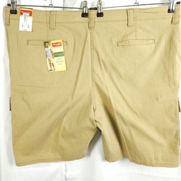 NWT Wrangler Men's 48 Beige Cargo Relaxed Fit Knee Length Tech Pocket Shorts - Picture 2 of 9